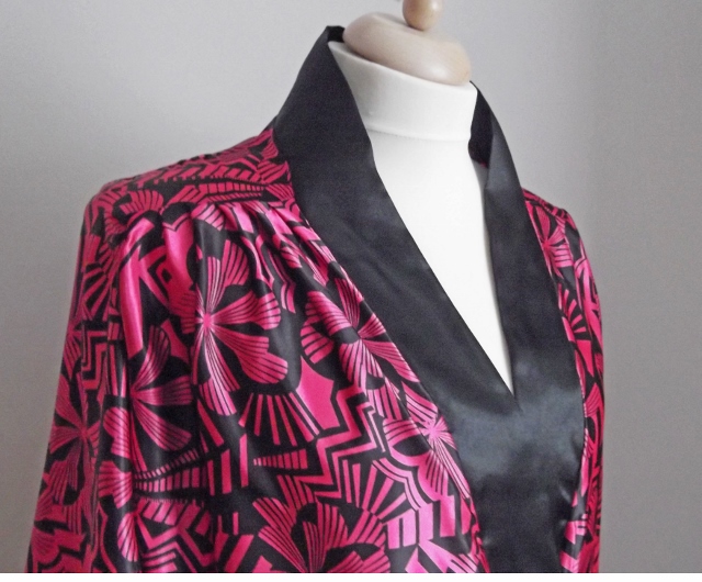 Soft shoulder pleating & epaulette style shoulder seams