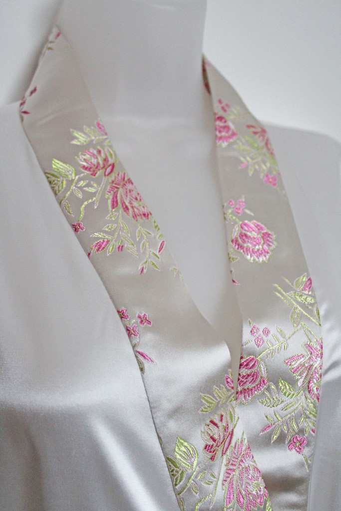 Lyn-Cream & Pink Brocade Short Kimono Style Robe - Image 2