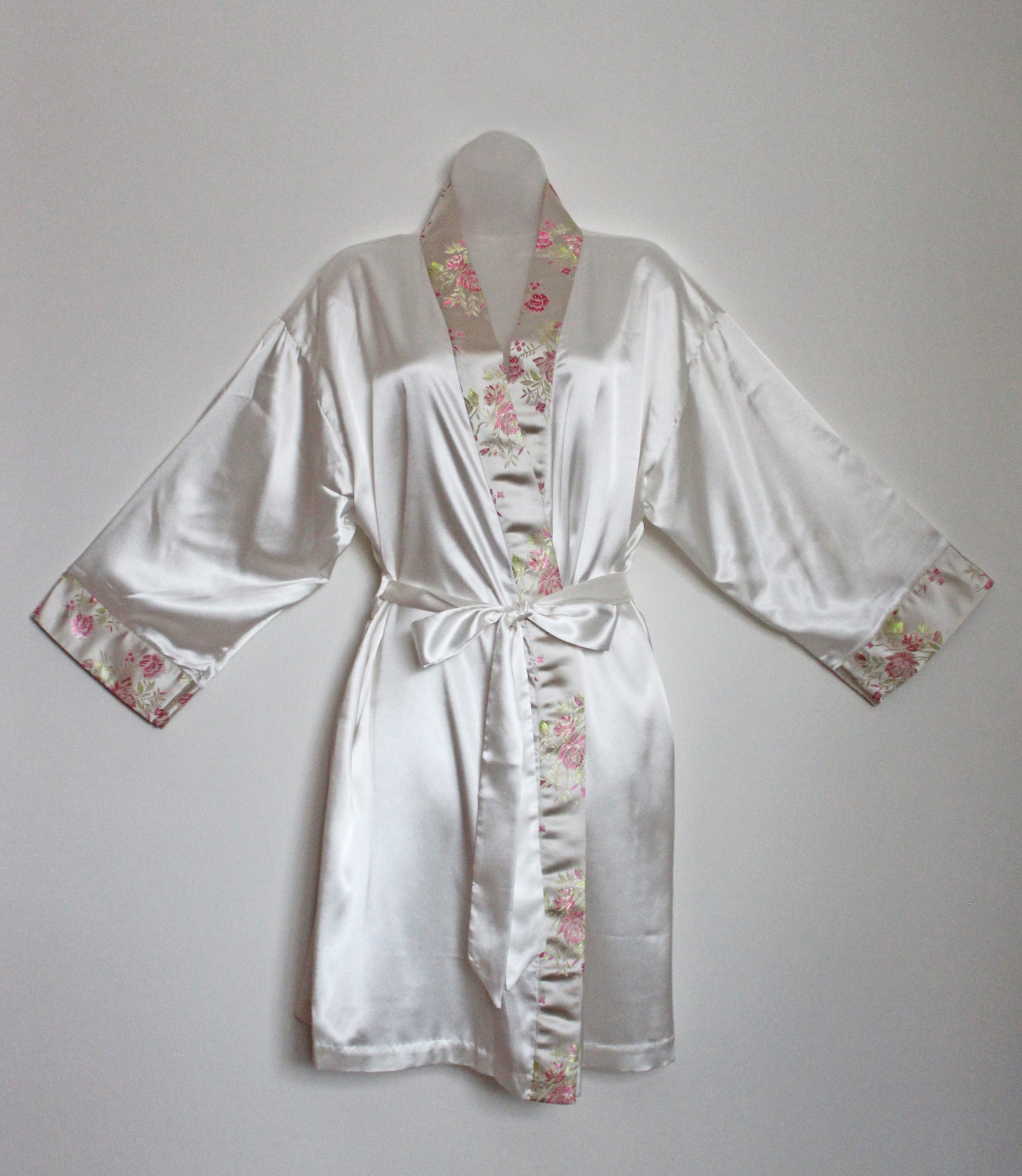 Lyn-Cream & Pink Brocade Short Kimono Style Robe